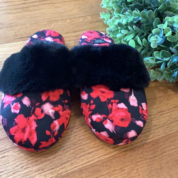 Victoria Secret | Signature Satin Slippers - Picture 4 of 10
